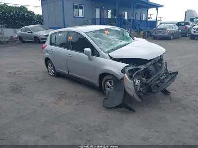 2009 Nissan Versa 1.8SL, Левый бок